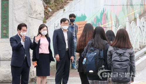 용인고등학교를 방문해 등교한 고3 학생들을 격려하고있다,