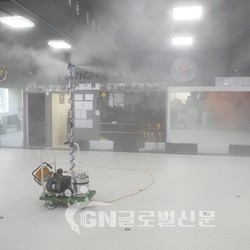 초극미립자 분사장비를 이용한 그린F5의 마이크로 공간살균 서비스를 받고 있는 분당구의 한 태권도장 모습