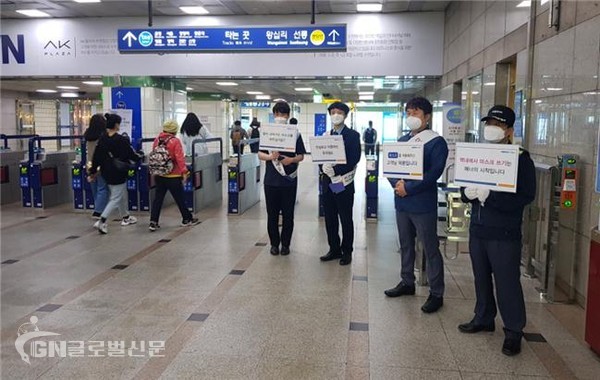 수원역에서 마스크 착용캠페인을 진행하고 있다.
