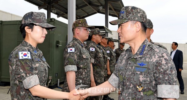 원인철 공군참모총장이 방공유도탄사령부 예하 제8506부대를 방문하여 장병들과 악수하며 격려하고 있다(사진=공군 제공)