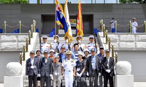 지난16일 계룡대에서 열린 '6.25전쟁 무공훈장 서훈식'에서 부석종 해군참모총장이 6.25전쟁 무공훈장 수훈자 유가족들과 함께