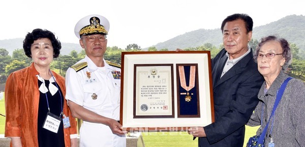 '6.25전쟁 무공훈장 서훈식'에서 부석종 해군참모총장이 고 양한표 소령의 유가족들에게 무공훈장을 전달하고 있다