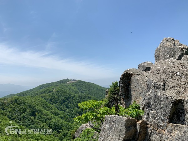 상해봉에서 본 광덕산(정상에 기상관축소 돔)