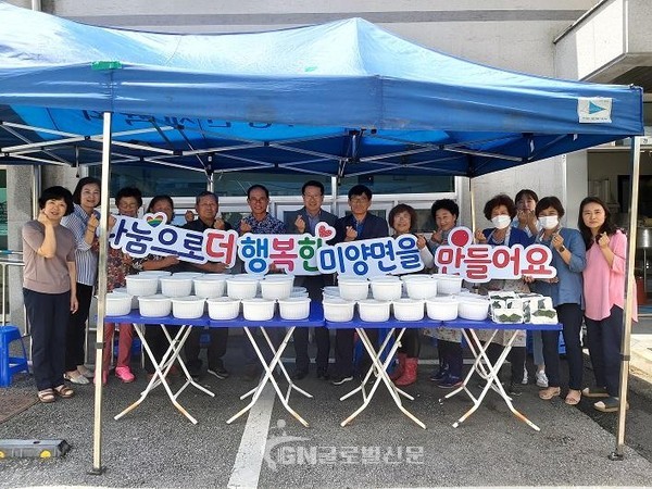 미양면지역사회보장협의체(민간위원장 송영철)는 지난 15일 ‘보양음식 대접하기’ 행사를 가졌다.