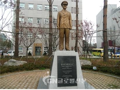 녹번리 전투에서 전사한 대한민국을 사랑한 미해군 대위윌리엄 해밀턴 쇼 동상 (역촌동 평화공원 내, 서오릉로 47)