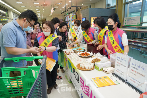 경북도가 마늘소비촉진 '마늘 소비촉진 무료 나눔행사'를 가지고 있다/사진=경북도.