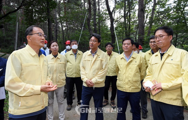 박종호 산림청장(왼쪽 첫번째)이 강원도 관계자들에게 매미나방 방제당부