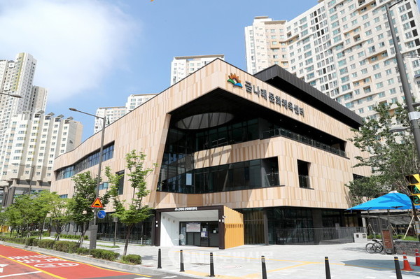 시흥대로79길 32(독산1동)에 지하2층, 지상4층 규모의 금나래구민문화체육센터