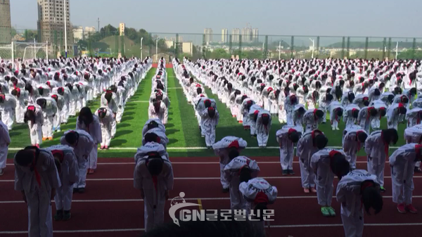 학교에서 전교생이 태권도를 수련하는 장면