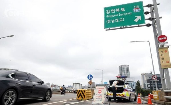 환경부 한강홍수통제소는 6일 오전 11시를 기해 서울 한강대교 지점에 홍수주의보를 발령했다. [사진= 연합뉴스 제공]