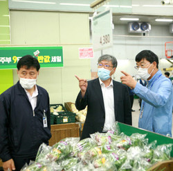 농협유통 강호성 전무이사, 조재호 농림축산식품부 차관보, 농협유통 양시춘 양재지사장이 하나로마트 양재점의 농축산물 소비 촉진 현장을 찾아 주요 농축산물의 수급 동향 및 물가를 점검했다