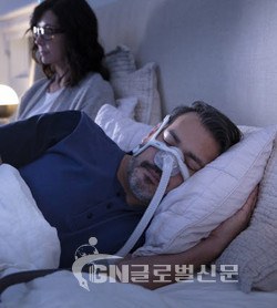 레스메드 양압기(CPAP)용 비강형 마스크 ‘에어터치 N20’, 잠들어있는 부부