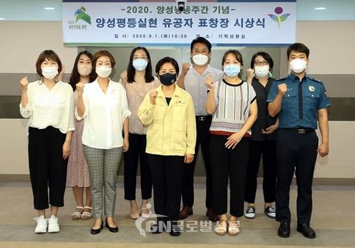 은평구 기획상황실에서 진행된 표창장 시상식 참가자들이 포즈를 취하고 있다