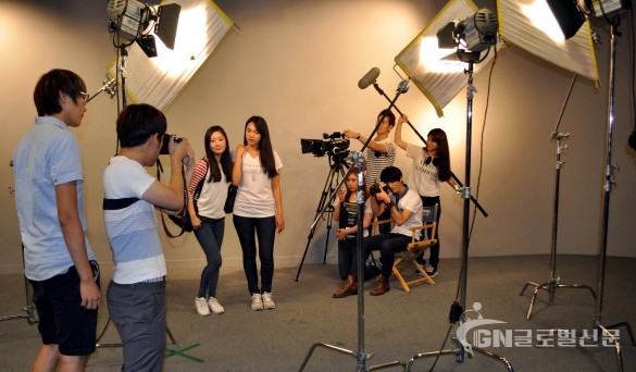 백제예술대학교 방송연예과 재학생들이 사진 촬영을 진행하고 있다