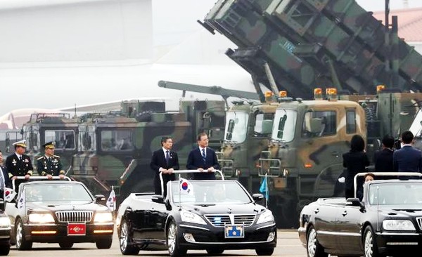 문재인 대통령이 지난해 대구 공군기지에서 열린 국군의날 행사에서 지상사열을 하고 있다.[연합]