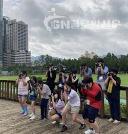 청소년들이 보라매공원 내에서 자연과 사물을 관찰하면서 카메라 앵글에 담아보고 있는 모습