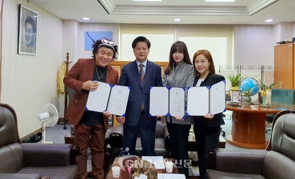 개그맨 오정태, 대한민국사회공헌대상 대회장 노웅래 더불어민주당 최고위원, 배우 구혜선, 배우 김민희가 대한민국사회공헌대상 홍보대사 위촉