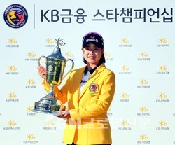 지난해 루키로 ‘KB금융 스타챔피언십’에서 트로피를 들어 올리며 3승을 일궈내 새로운 스타로 일약 성장한 임희정은 올 시즌 우승은 없지만 최근 열린 다섯 개 대회에서 모두 톱텐에 이름을 올리며 꾸준한 활약을 보여주고 있다.