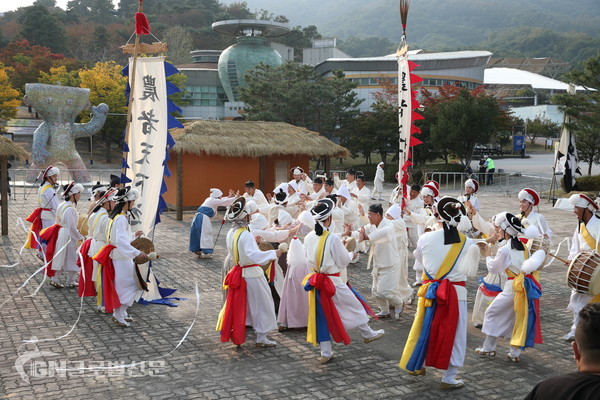 사진은 쌀축제 대체행사로 지난 12일 이천설봉공원에서 진행된 쌀축제 대표공연 유튜브 생중계 장면.