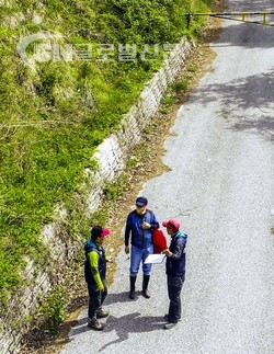 단양국유림관리소 단속반이 불법임산물채취 의심자를 드론으로 찾아내어 단속하고 있다.