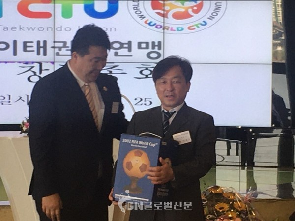 홍정우 초대회장이 대구 김용수 지부장에게 기념공을 전달