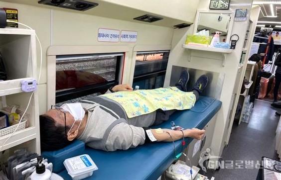 주용환 수도권광역본부장이 헌혈을 하고 있다.