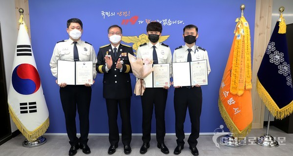 좌측부터 김현일 소방교, 의정부소방서장, 나은수 소방사, 최경운 소방위