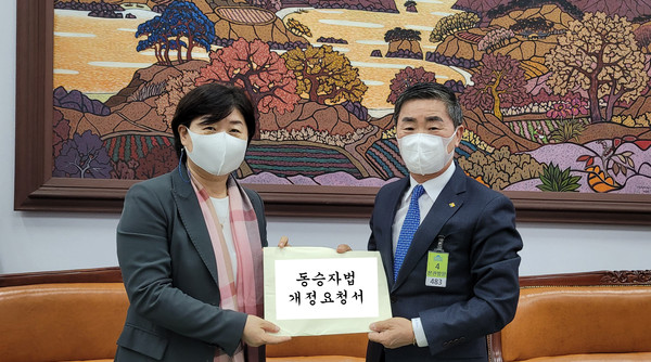 좌측이 국회 행정안전위원회 서영교 위원장, 우측이 김영훈 전 회장