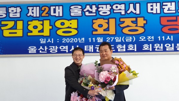 김상욱 위원장으로부터 당선증과 꽃다발을 받고 있는 김화영 당선인