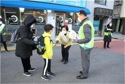 김미경 은평구청장이 보행안전 우선 문화조성을 위한 캠페인을 어린이에게 안내하고 있다.