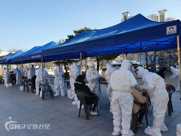 울주군의 한 초등학교에서 코로나19 전수검사를 하고 있다.