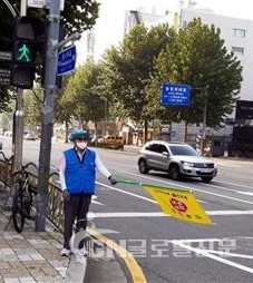 어르신 일자리 참여 모습(등굣길 교통지도)
