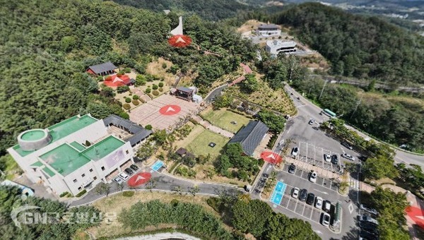 안성3・1운동기념관이 15일부터 기념관 홈페이지를 통해 기념관을 방문하지 않더라도 모든 시설을 VR로 관람할 수 있는 온라인 관람 서비스를 제공한다.