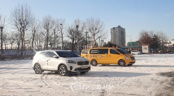 코로나19 안전 수칙을 준수하며 투표 인단은 차량에서 대기후 2m 이상 거리두기 등 생활 속 거리두기 철저한 이행