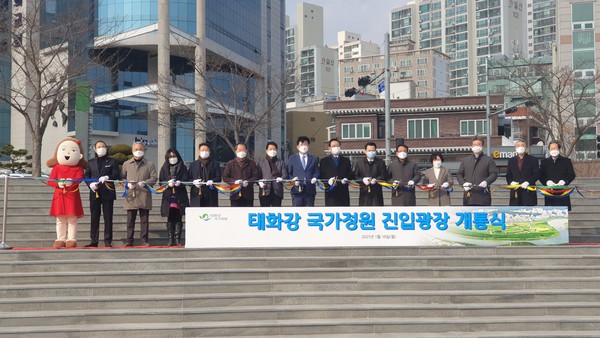 '국가정원 진입 광장 개통식' 테이프 커팅을 준비하고 있다.