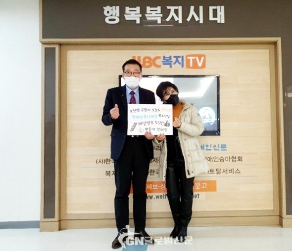 김선우 복지TV 사장이 고향 선배인 가수 임주리와 포즈를 취하고 있다.