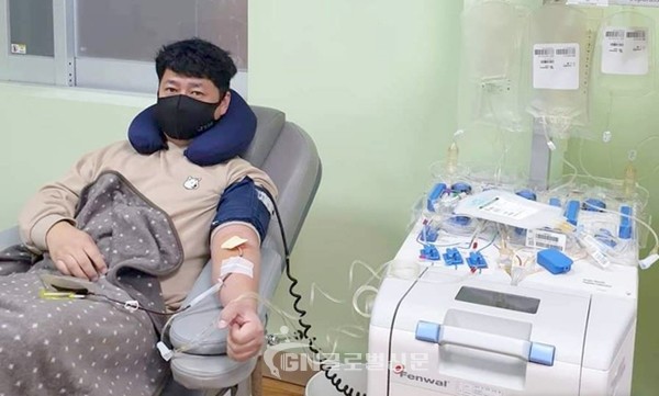 강진군 농업기술센터 김왕석(40) 주무관이 백혈병 환자를 위해 지정헌혈을 하고 있다.