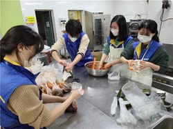 수도권광역본부 부천역 직원들이 2월 1일, 소사노인복지관에서 배식 봉사활동을 하고 있다.