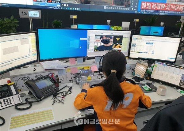 영상통화를 통한 신고접수를 테스트하는 사진