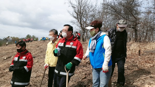 제76회 식목일기념 나무심기 행사중 송철호 울산시장과 관계자들이 산불 피해지역을 살펴보고 있다.