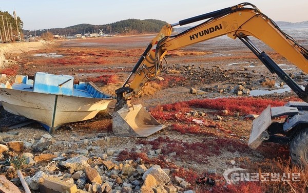 방치선박제거모습2(′20년 안산행낭곡항 주변)