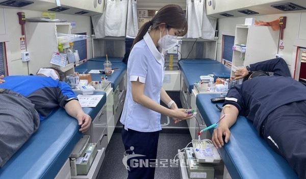 한국철도 수도권광역본부직원들이 생명나눔 헌혈행사에 참여하고 있다.