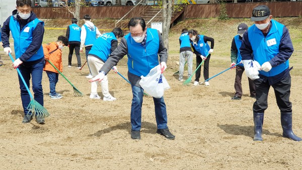 송철호 시장과 시민 50여 명이 꽃씨 뿌리기를 하고 있다.