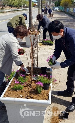 안성시 금광면 주민자치위원회(위원장 한영순)는 지난 9일, 주민자치 특색사업으로 금광면사무소 주변 및 국궁장에 꽃 심기 행사를 펼쳤다. 안성시 제공