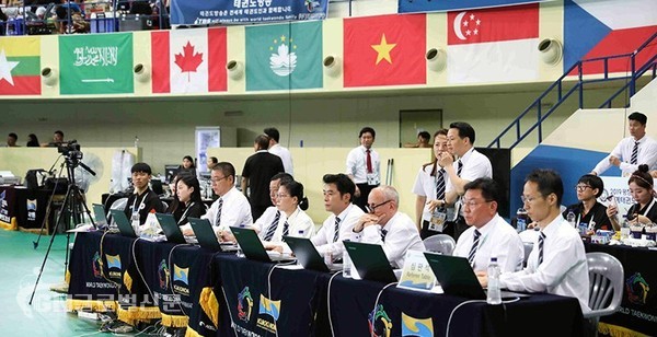 국기원이 지난 2019년 7월에 개최한 ‘2019 평창 세계태권도한마당’의 심판 활동 모습.