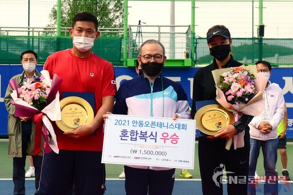 (혼합복식 우승 김재환(안성시청) 시상을 한 최종명 한국대학테니스연맹 회장, 김미옥(경산시청)