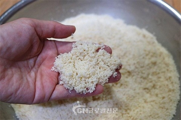 모싯잎 송편 속재료인 동부 콩.