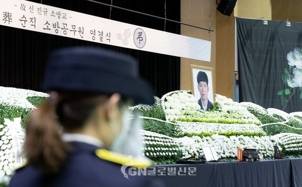 지난 11일 오전 용인시 처인구 용인시실내체육관에서 장의위원회 위원장인 이재명 경기도지사를 비롯해 유가족과 소방청·소방본부, 국회의원, 도의원 등 내‧외빈과 동료 소방관이 참석한 가운데 고(故) 신진규 소방교 영결식이 경기도청장(葬)으로 거행됐다. (사진=경기도 제공)