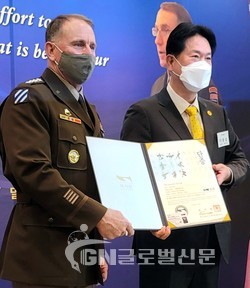 ‘로버트 에이브람스 한미연합사령관 환송 행사’에서 이동섭 국기원장(오른쪽)이 로버트 B. 에이브람스 한미연합사령관에게 명예 6단증을 수여하는 모습