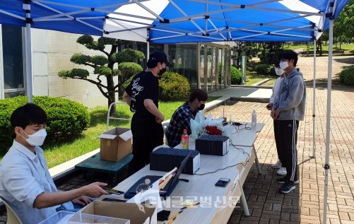 두원공과대학교 성년의 날 향수 나눔 행사 전경